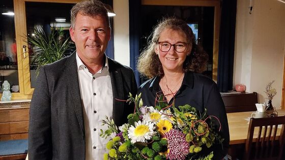Das Foto zeigt die frisch gewählte Bischberger SPD-Kandidatin Elke Bärmann neben dem Oberhaider Bürgermeister Carsten