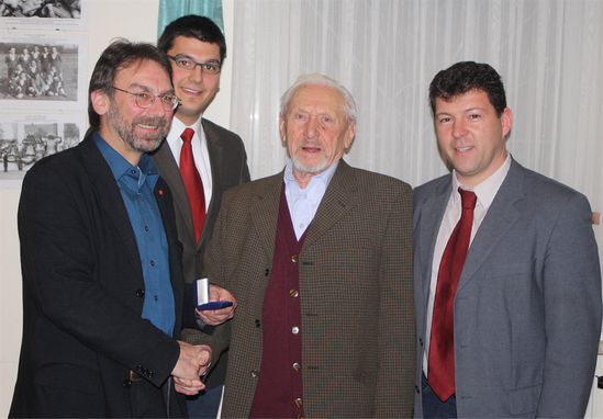 Über die Willy-Brandt-Medaille für Karl Stretz freuen sich (v.l.) Claus Reinhardt, Jonas Merzbacher, Carsten Joneitis.